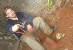 Fig.2: Em escavação, arqueólogo encontra o fóssil de um ancestral humano.
